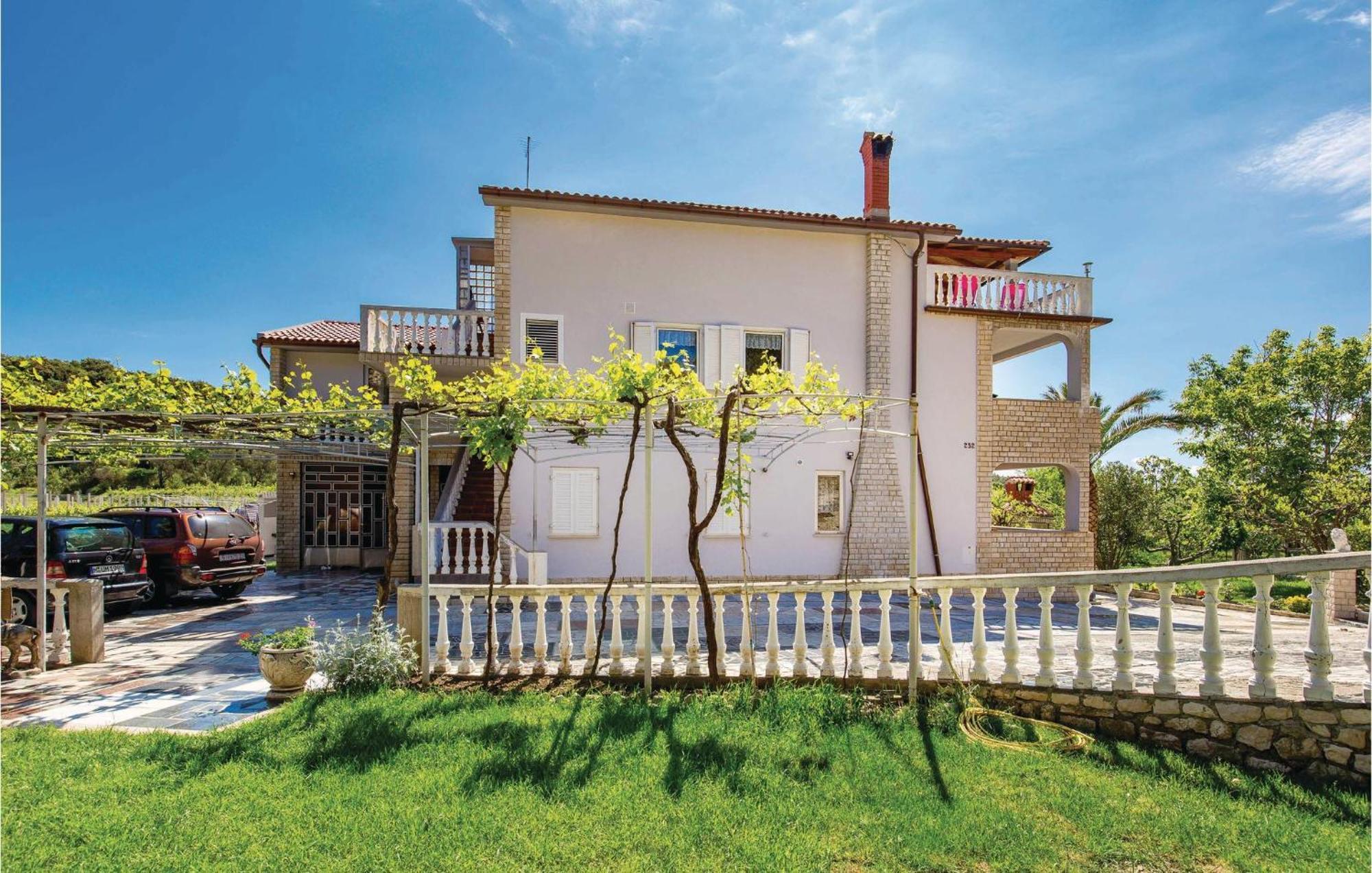 Lovely Apartment In Kampor With Kitchen מראה חיצוני תמונה