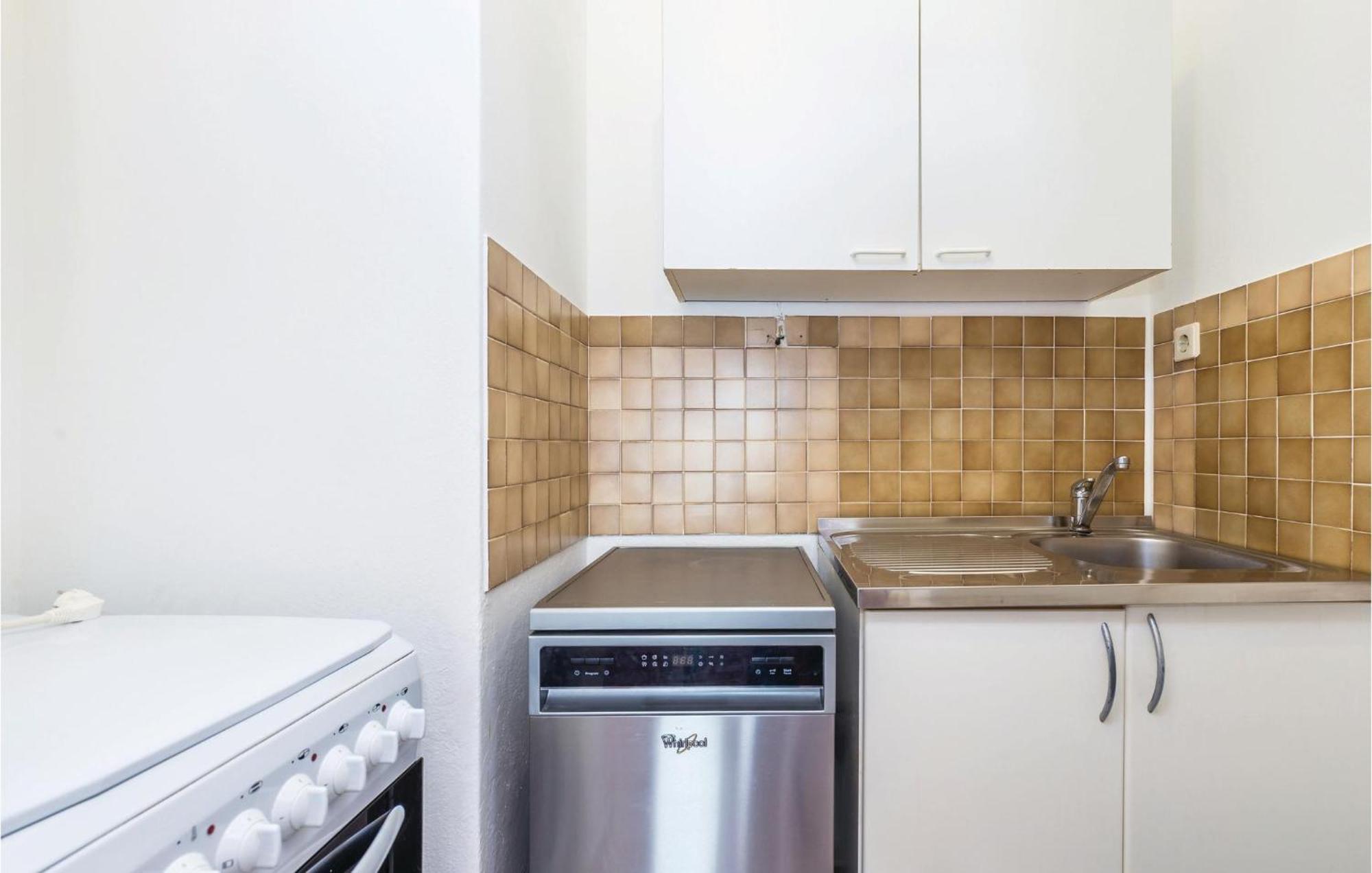 Lovely Apartment In Kampor With Kitchen מראה חיצוני תמונה