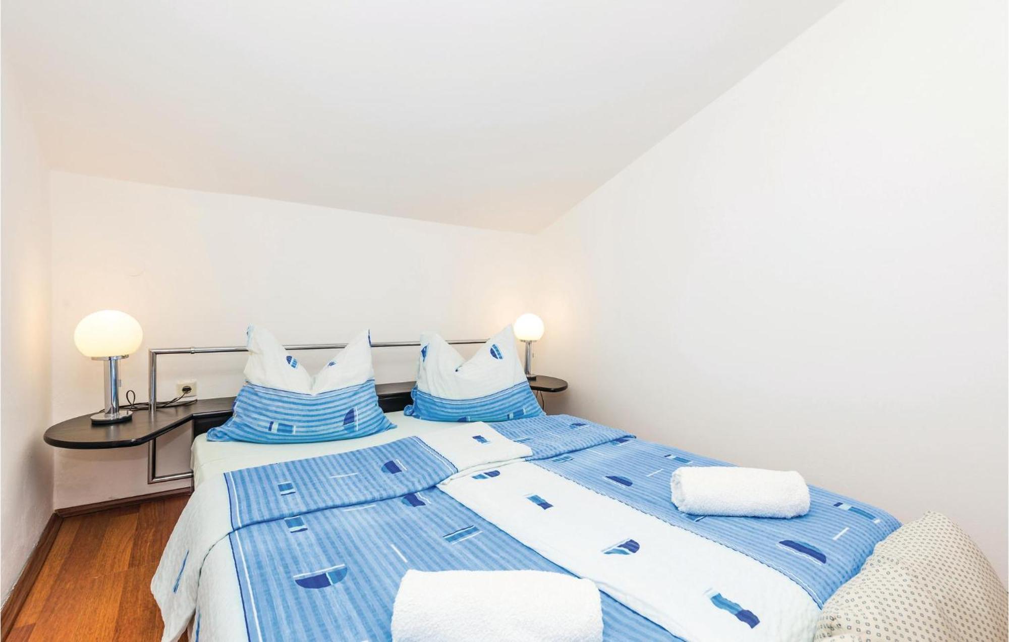 Lovely Apartment In Kampor With Kitchen מראה חיצוני תמונה