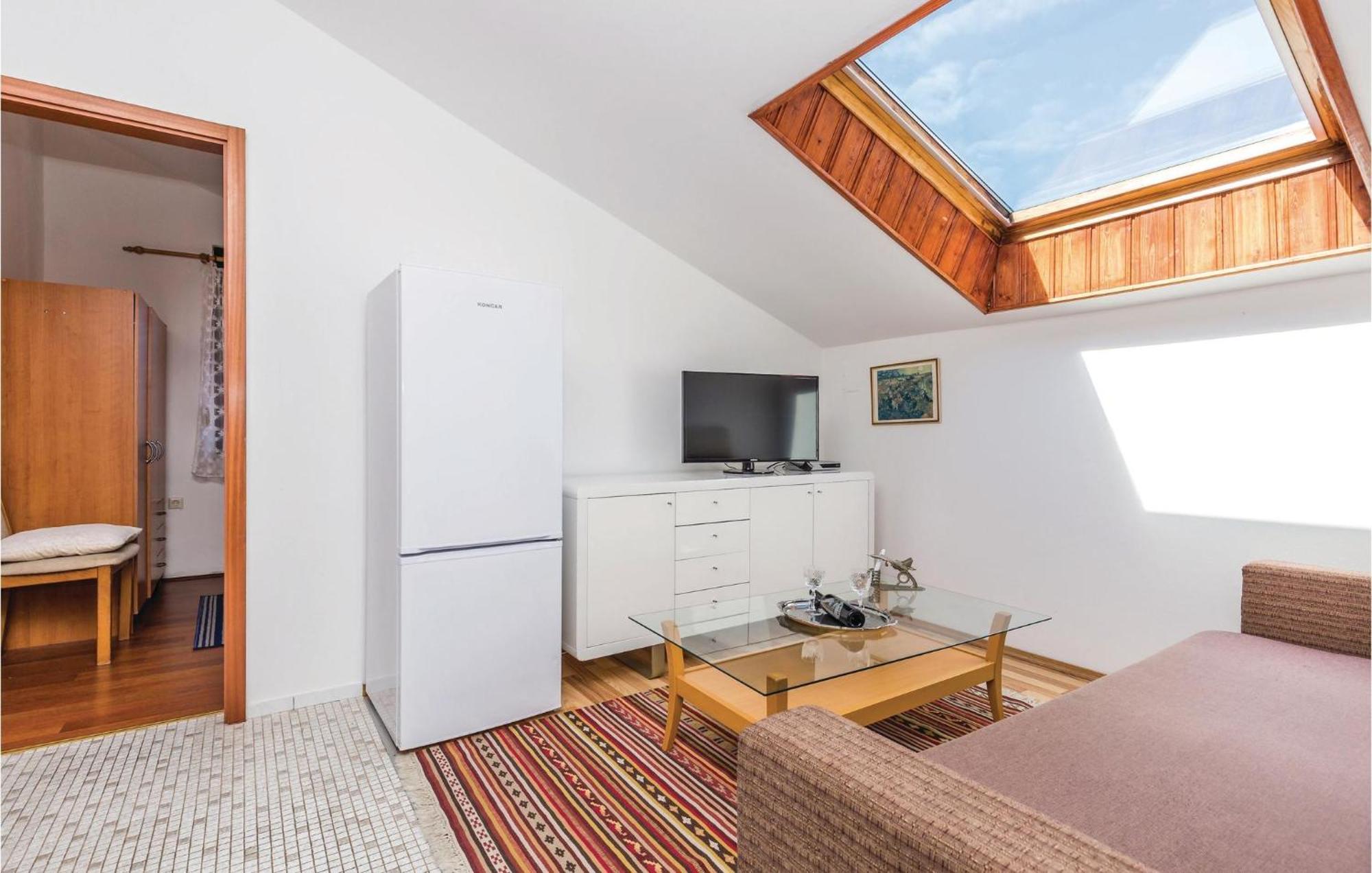 Lovely Apartment In Kampor With Kitchen מראה חיצוני תמונה